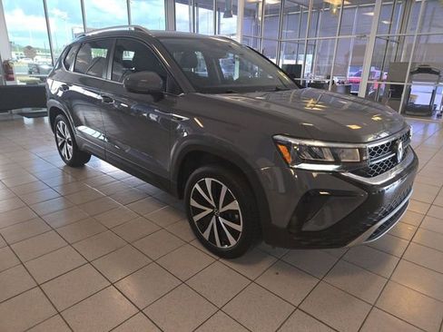 Used 2024 Volkswagen Taos SE image 2