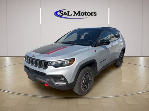 Used 2025 Jeep Compass Trailhawk w/ Trailhawk Convenience Group AWD/4WD image 6