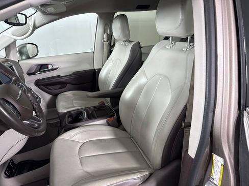 Used 2017 Chrysler Pacifica Touring-L FWD image 14