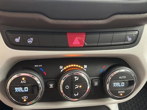 Used 2015 Jeep Renegade Limited AWD/4WD image 22
