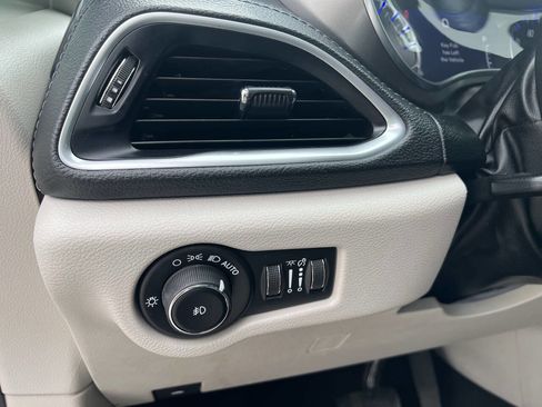 Used 2019 Chrysler Pacifica Limited image 28