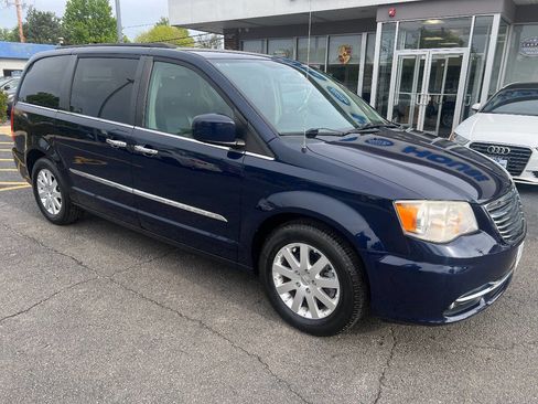 Used 2015 Chrysler Town & Country Touring w/ Driver Convenience Group FWD image 4