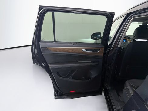 Used 2025 Volkswagen Atlas SE FWD image 28