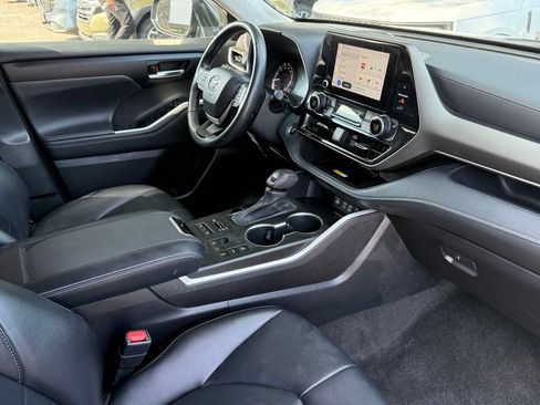 Used 2023 Toyota Highlander XLE AWD/4WD image 31