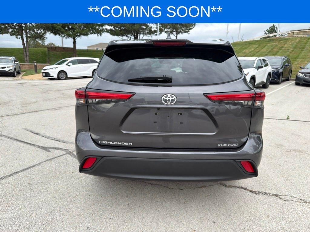 Used 2022 Toyota Highlander XLE AWD/4WD image 8