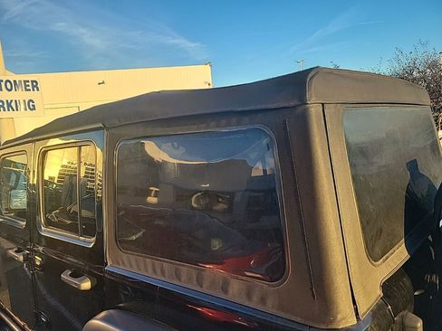 Used 2022 Jeep Wrangler Unlimited Rubicon image 15