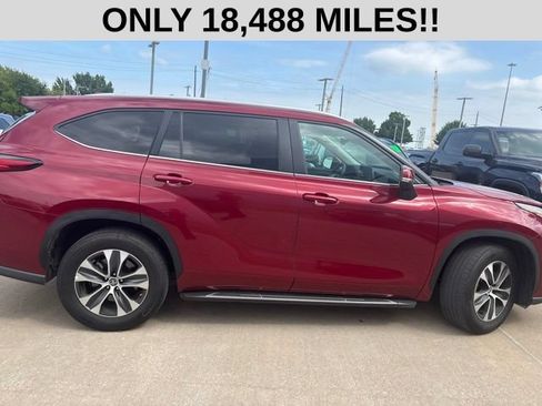 Used 2023 Toyota Highlander XLE FWD image 2