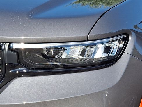 New 2025 Jeep Grand Cherokee Altitude image 4