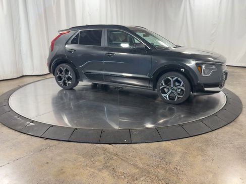 Certified 2025 Kia Niro EX Touring image 3