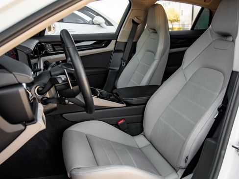 Certified 2025 Porsche Panamera 4 image 5