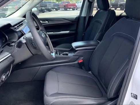 Used 2023 Jeep Grand Cherokee Laredo AWD/4WD image 27