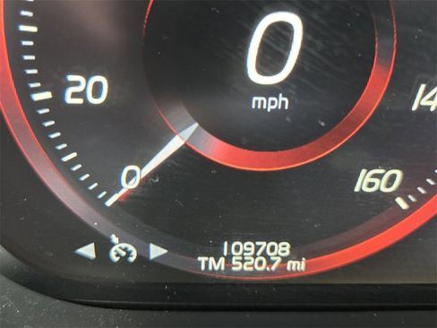 Used 2021 Volvo XC60 T5 Momentum w/ Protection Package Premier image 23