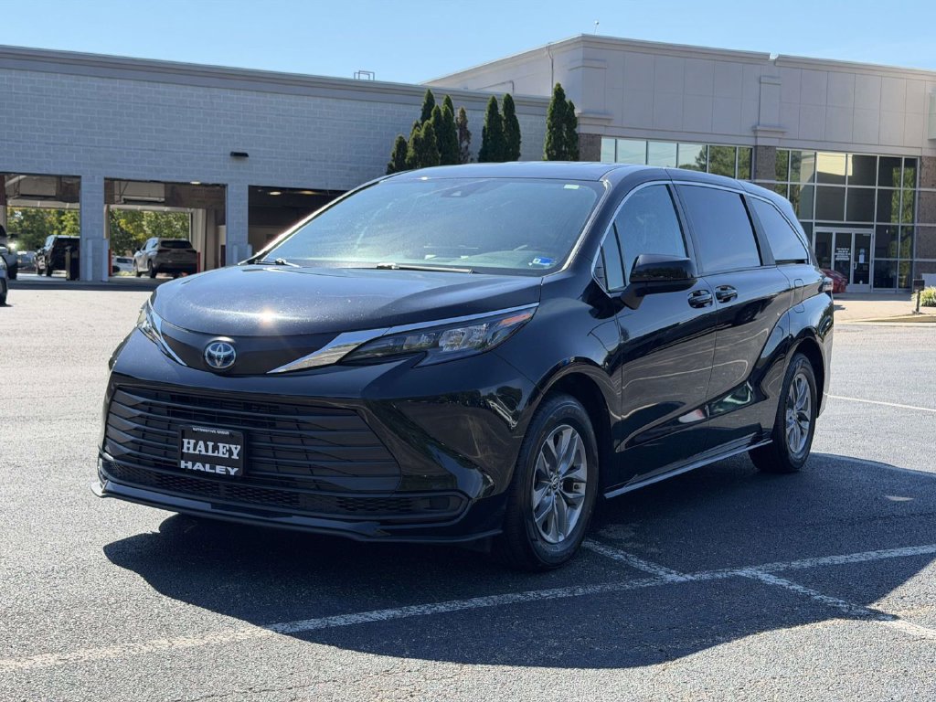 Used 2025 Toyota Sienna LE FWD image 23