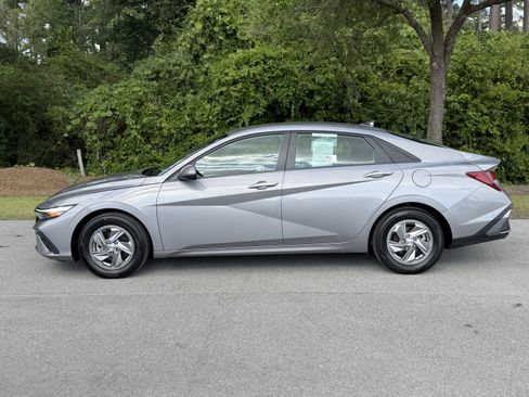 Used 2025 Hyundai Elantra SE w/ Cargo Package FWD image 38