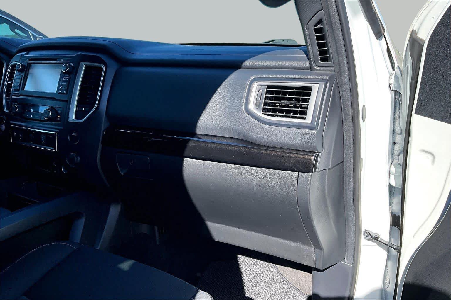 Used 2018 Nissan Titan SV w/ SV Convenience Package RWD image 19