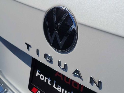 Used 2023 Volkswagen Tiguan SE R-Line FWD image 11