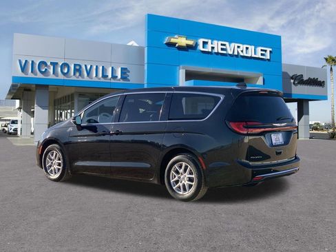 Used 2023 Chrysler Pacifica Touring-L FWD image 6
