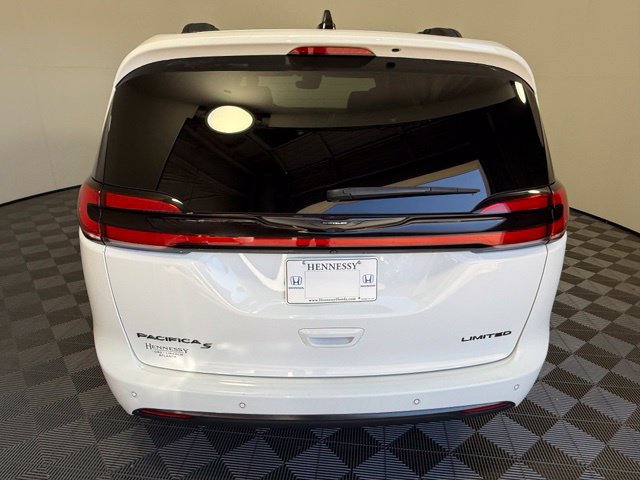 Used 2025 Chrysler Pacifica Limited FWD image 5
