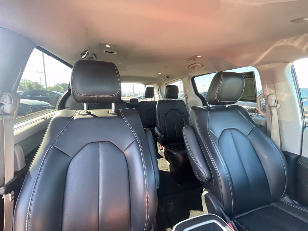 Used 2023 Chrysler Pacifica Touring-L FWD image 28