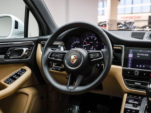 Certified 2025 Porsche Macan image 19