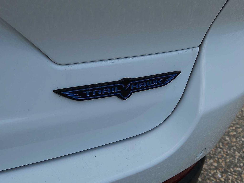Used 2024 Jeep Grand Cherokee Trailhawk AWD/4WD image 4