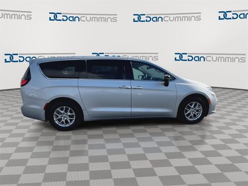 Used 2024 Chrysler Pacifica Touring-L image 9