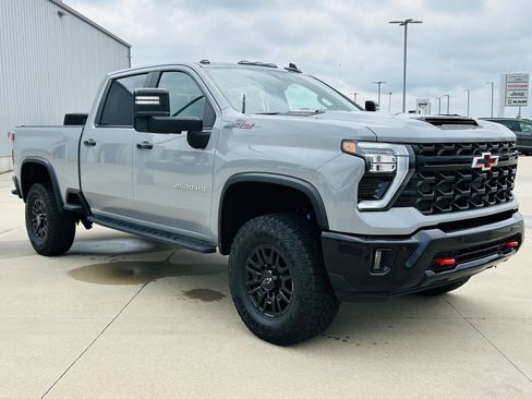 Used 2025 Chevrolet Silverado 2500 ZR2 w/ Technology Package AWD/4WD image 2