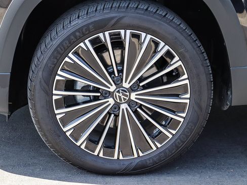 Certified 2025 Volkswagen Taos SE FWD image 11