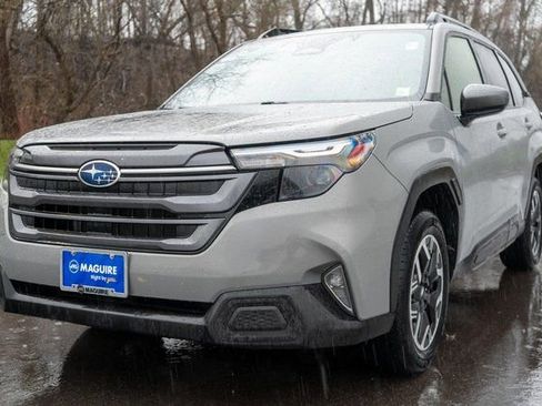 Used 2025 Subaru Forester Premium image 2