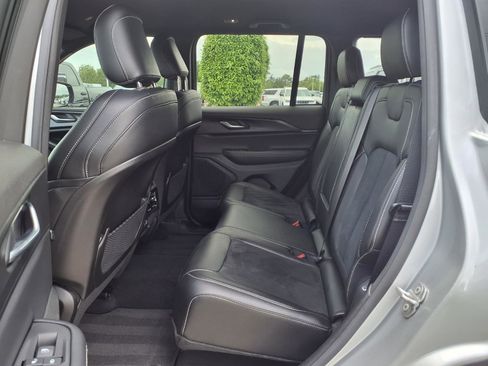 Used 2025 Jeep Grand Cherokee Altitude AWD/4WD image 9