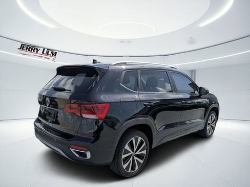 Used 2022 Volkswagen Taos SE FWD image 3