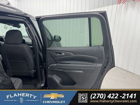Used 2025 Chevrolet Traverse LT image 12