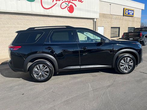 Used 2024 Nissan Pathfinder SV image 11