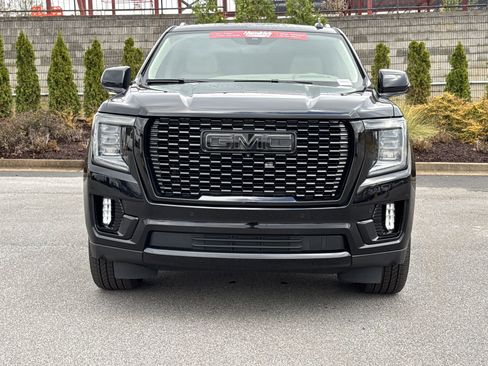 Used 2021 GMC Yukon XL Denali w/ Denali Premium Package image 3