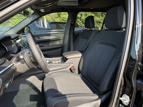 New 2025 Jeep Grand Cherokee L Laredo image 15