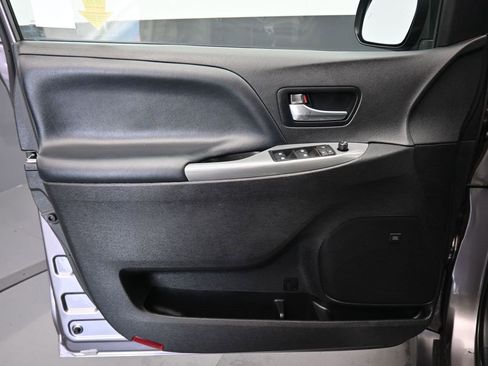 Used 2020 Toyota Sienna SE Premium image 9