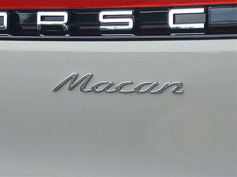 Used 2025 Porsche Macan image 28