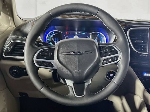 Used 2023 Chrysler Pacifica Limited FWD image 13