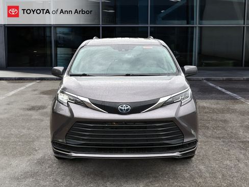 Used 2023 Toyota Sienna LE FWD image 6