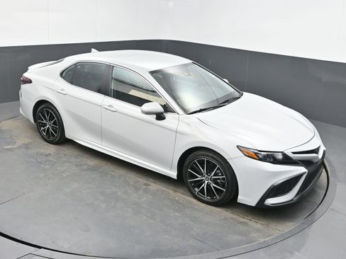 Used 2024 Toyota Camry SE image 32