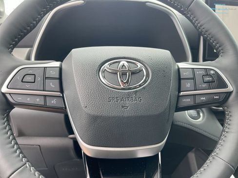 Used 2026 Toyota Highlander Limited AWD/4WD image 7