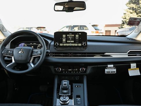 New 2025 Mitsubishi Outlander SE image 16