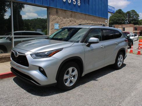 Used 2021 Toyota Highlander LE FWD image 3