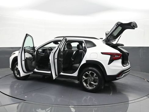 Certified 2025 Chevrolet Trax LT FWD image 40