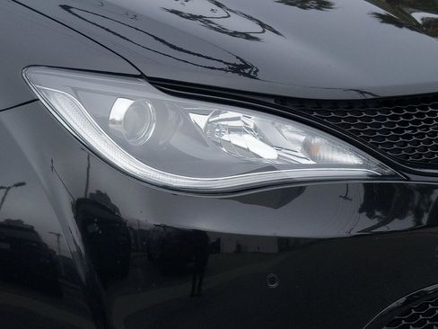 Used 2020 Chrysler Pacifica Limited w/ Advanced Safetytec Group image 8