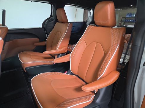 New 2026 Chrysler Pacifica Pinnacle image 15