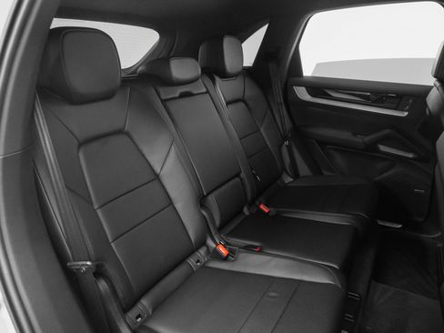 Certified 2025 Porsche Cayenne AWD/4WD image 23