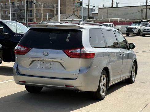 Used 2017 Toyota Sienna LE FWD image 4
