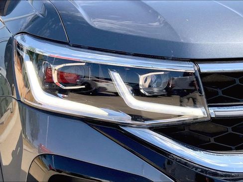 Certified 2022 Volkswagen Taos SEL w/ Panoramic Sunroof Package AWD/4WD image 28