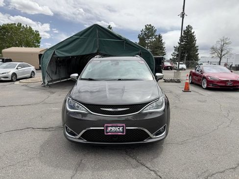 Used 2018 Chrysler Pacifica Limited w/ Advanced Safetytec Group FWD image 2